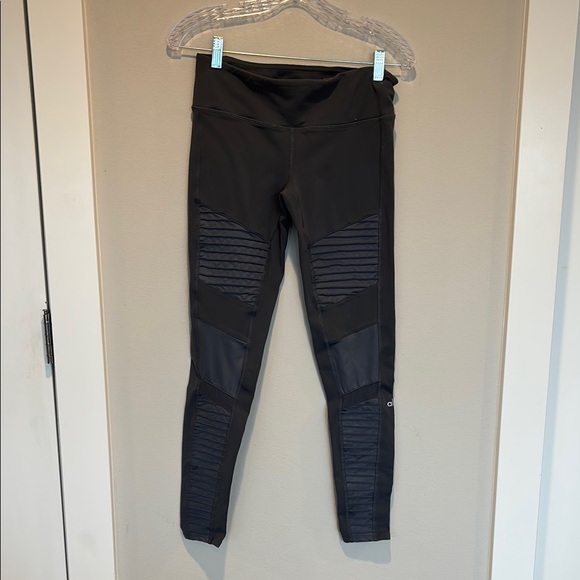 ALO Yoga Pants - ALO Yoga Gray Moto Leggings with Textured Panels and Elastic Waistband - Medium